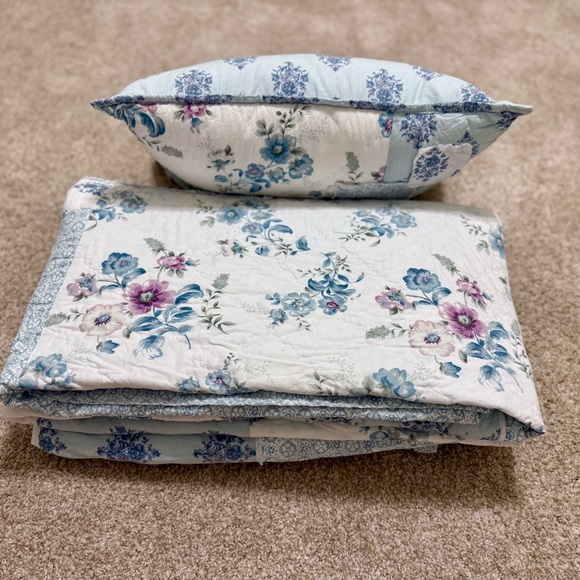 Simply Shabby Chic Patchwork Full/Queen Quilt and Throw Pillow - Picture 8 of 11